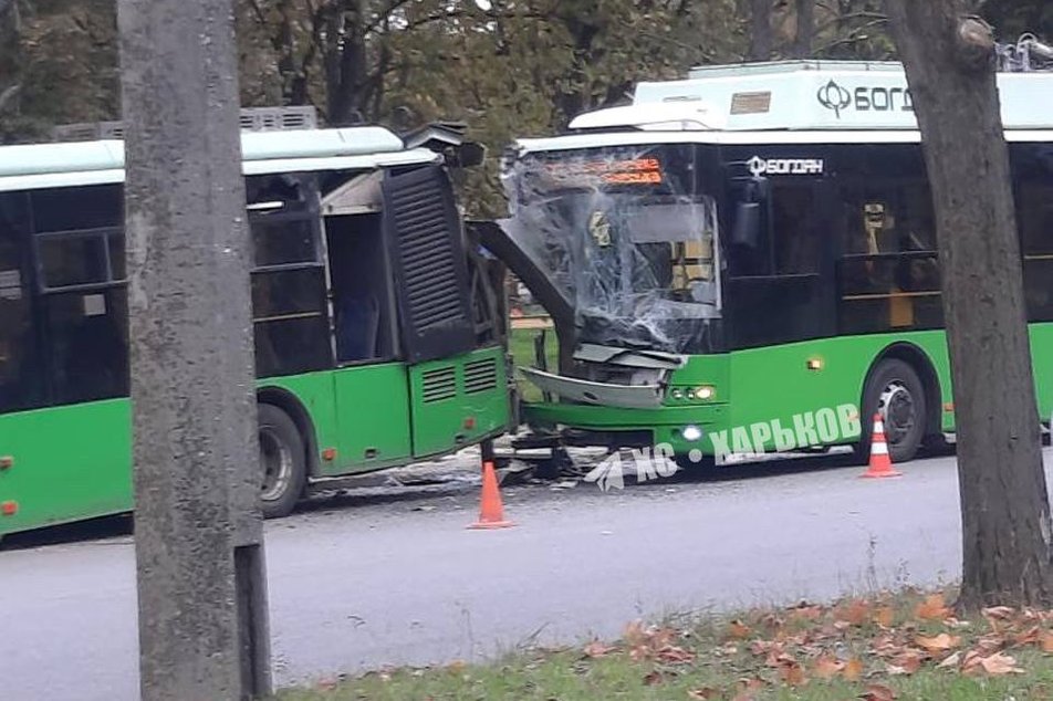 В Харькове столкнулись два троллейбуса, есть пострадавшие (фото)