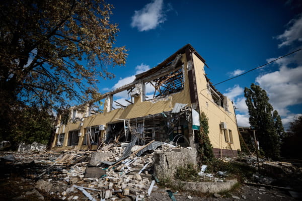 У Куп'янську починають відновлювати зруйновані обстрілами будинки