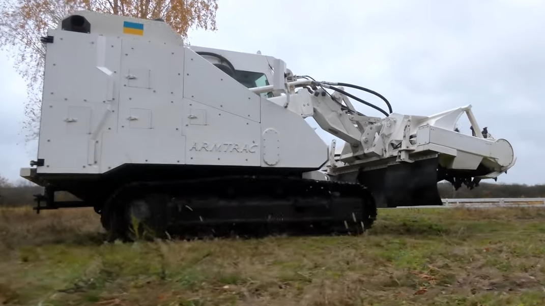 В Харьковской области используют уникальную машину, которая перемалывает мины и выдерживает взрывы (видео)