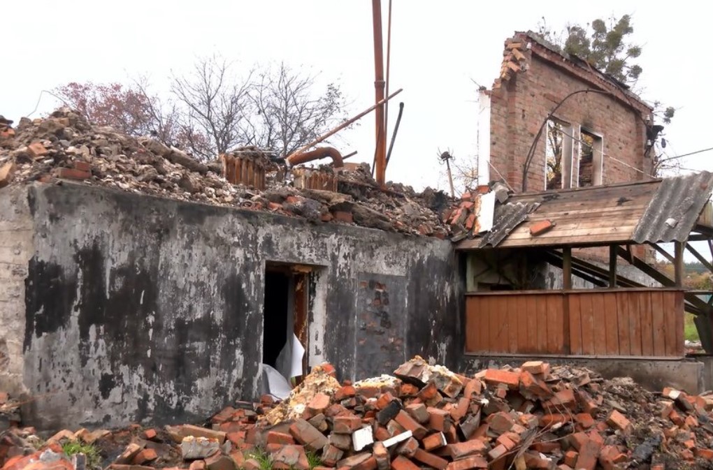 В село Харьковской области, разрушенное российскими обстрелами, возвращаются люди: фото