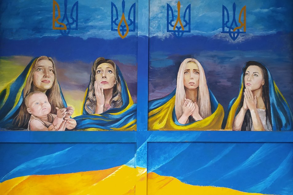 В Харькове рисуют мурал на здании, обстрелянном в День города