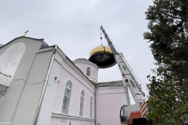 В храме под Харьковом - новый купол вместо обстрелянного (фото)