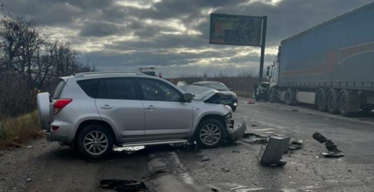 Під Харковом - масова ДТП із вантажівкою, є жертви (фото)