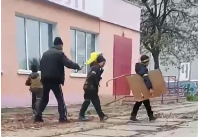 На Харківщині чоловік відібрав у дітей прапор України