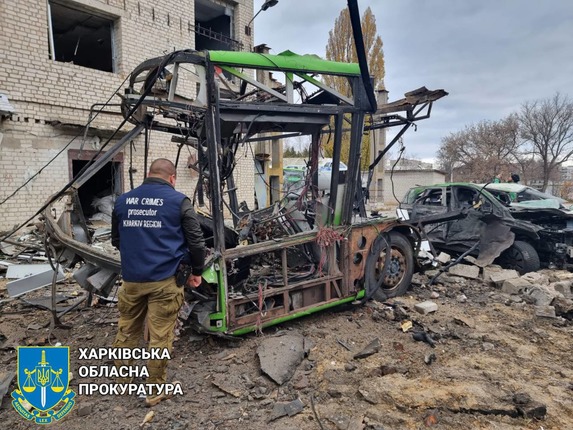 Нічний удар по Харкову: російська ракета влучила у тролейбус (фото)