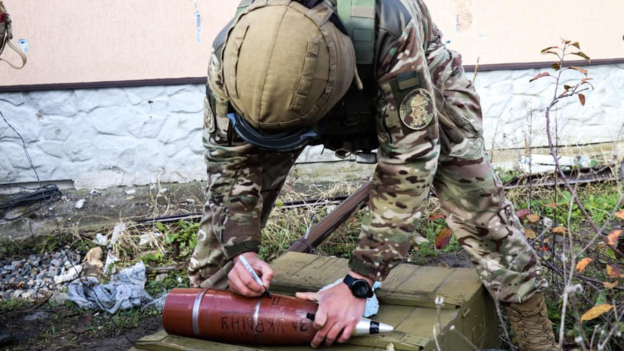 Харьковские артиллеристы призывают оккупантов сдаваться снарядами