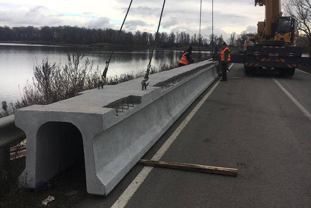 У Харківській області відновлюють міст через Печенізьке водосховище