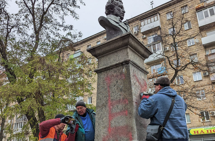 В Харькове памятник Пушкину разрисовали красной краской (фото)