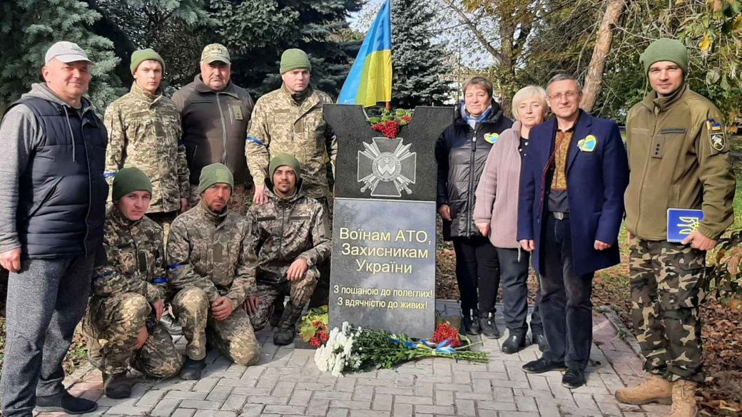 На Харківщині знесений окупантами пам'ятник ховали у кущах