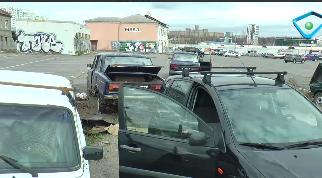 У центрі Харкова з'явився цвинтар покинутих машин (відео)