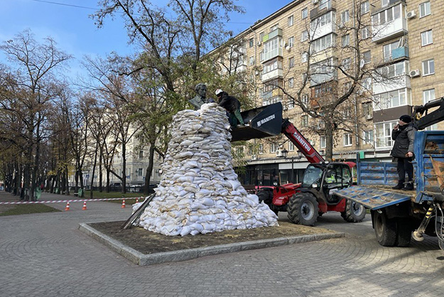 Памятник Пушкину в Харькове закрыли мешками