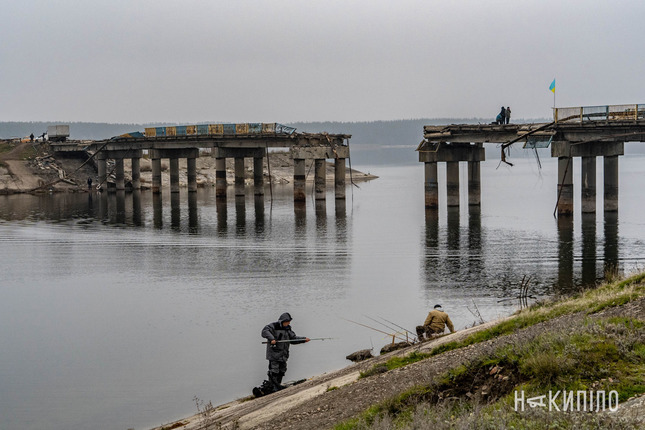 Мост разбит: как работает лодочная переправа в Старом Салтове (фото)