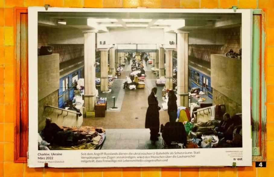 У Берліні з'явилися величезні фото з харківського метро, ​​де люди ховалися від бомбардувань