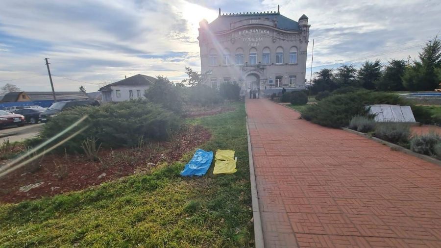 У передмісті Харкова жінка зняла український прапор з будівлі влади і порвала його (фото)