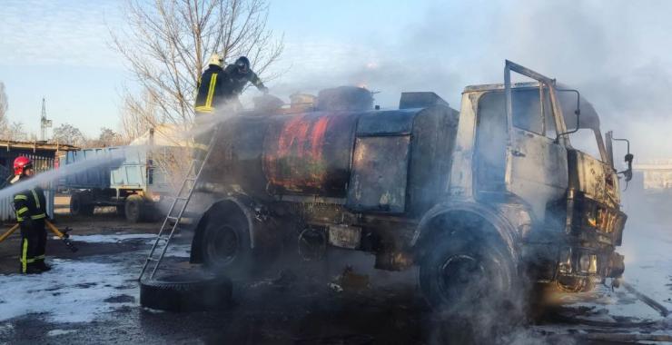 У Харкові спалахнув бензовоз: полум'я було видно на десятки метрів