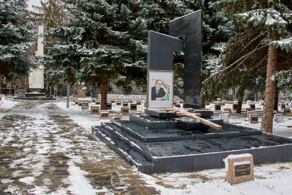 На могиле Кернеса начали делать мемориал (фото)