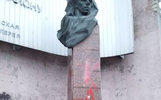 У Харкові розмалювали пам'ятник радянському письменнику (фото)