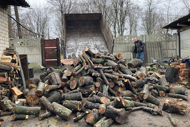 В Золочевской громаде начали выдавать бесплатные дрова (фото)