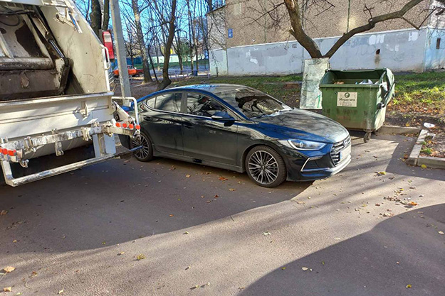 Харьковчан просят не парковаться на пути мусоровозов (фото)
