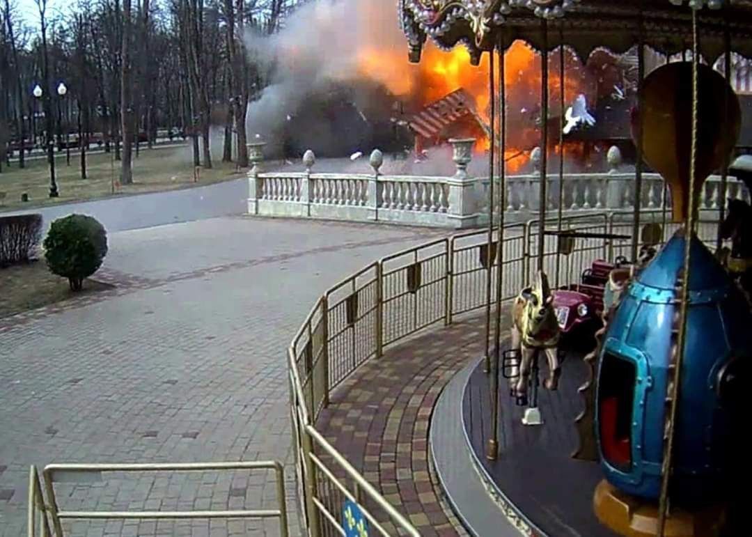 Парк Горького показав, як ремонтується після кількох обстрілів (відео)