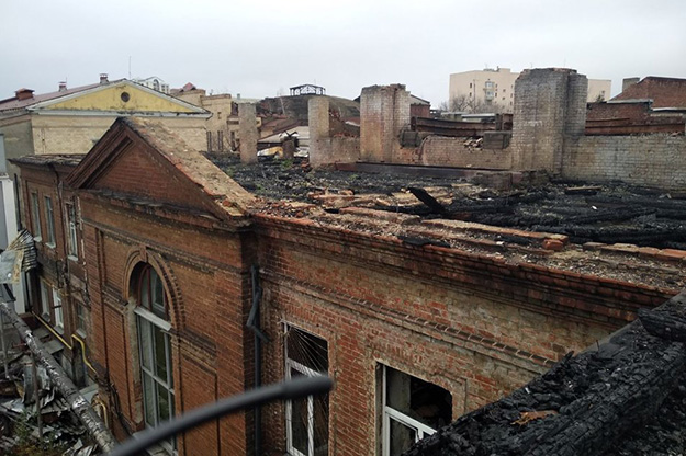 У Харкові намагаються врятувати бекетівську будівлю: через російський обстріл її заливає дощами