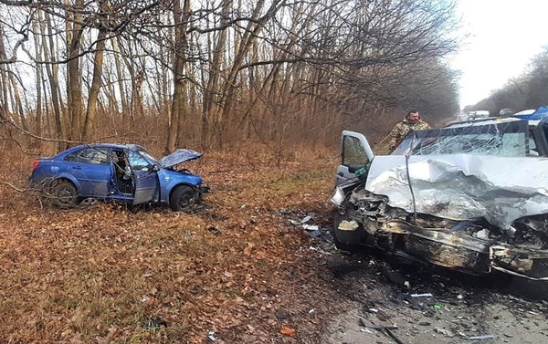 На трассе под Харьковом - смертельное ДТП, погибшего водителя вырезали из машины (фото)