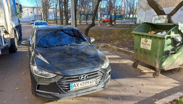Хаотичная парковка в харьковских дворах: коммунальщики обратились в полицию