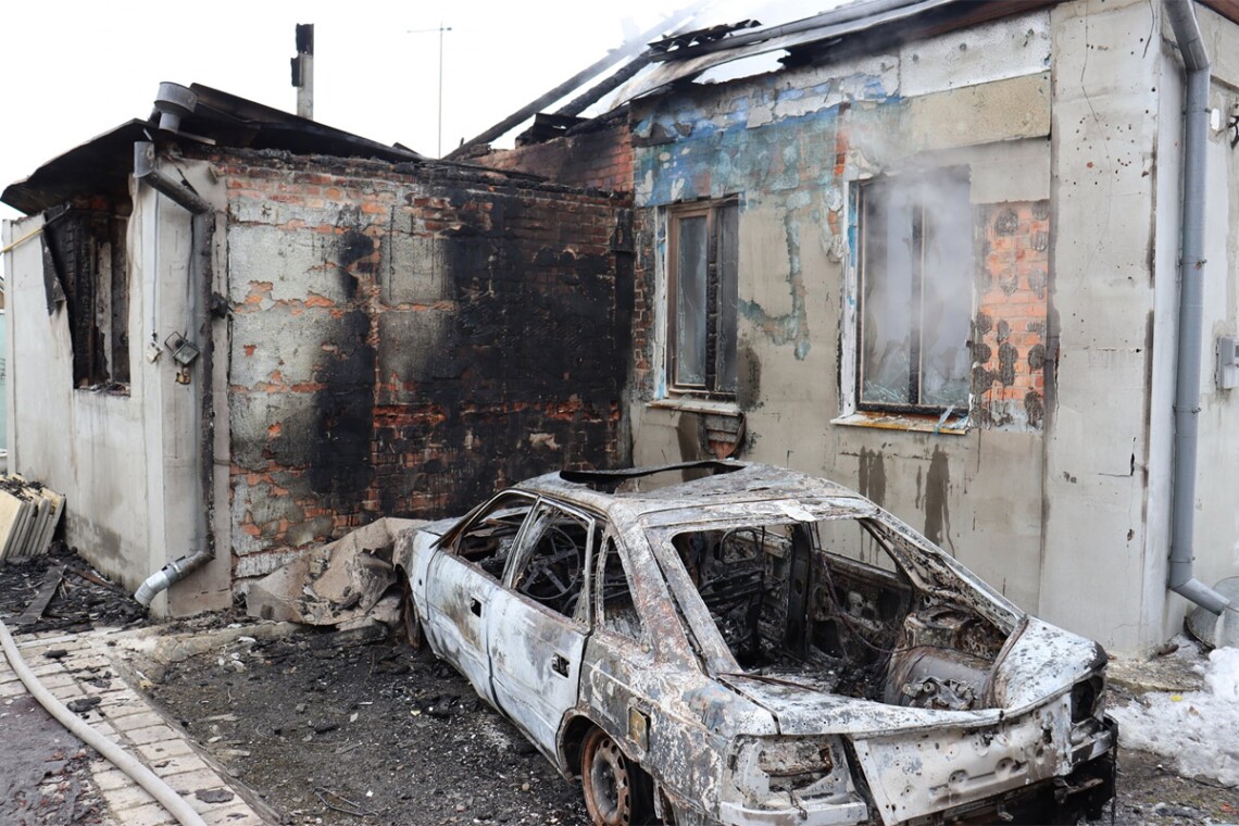 Під Харковом російська ракета влучила у багатоквартирний будинок