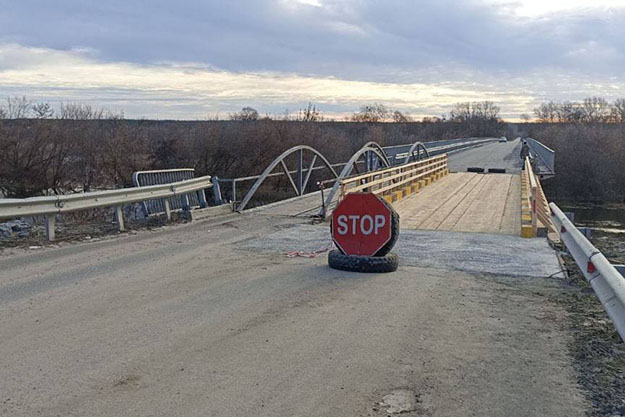 В Харьковской области взорвано 30 мостов. Дорожники делают временные (фото)