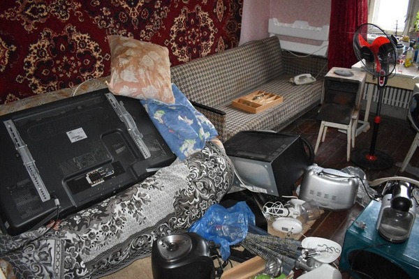 Меблі, шампури та навіть парасольки: на Харківщині знайшли схованки з награбованим росіянами (фото)