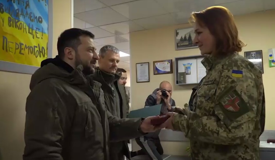 Зеленский приехал в госпиталь в Харьковской области (видео)