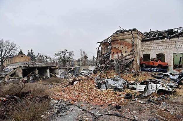 Делегації з Ватикану показали сліди злочинів російських військових у Ізюмі (фото)