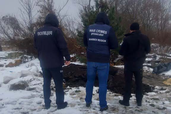 Погибшую под обстрелом жительницу Харьковской области похоронили во дворе дома 