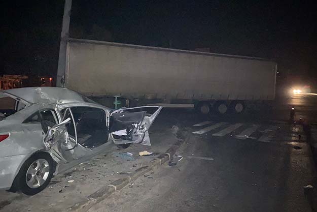 В Харькове грузовик столкнулся с легковушкой и вылетел с дороги: пострадали четыре человека