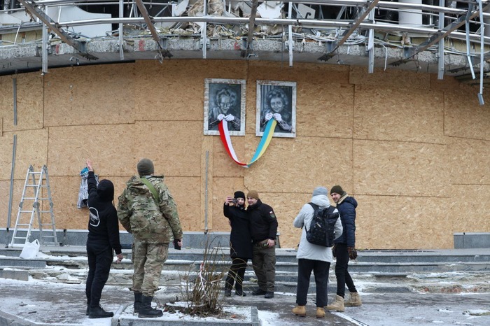 На зруйнованому харківському бізнес-центрі з'явилися роботи польського Бенксі (фото)