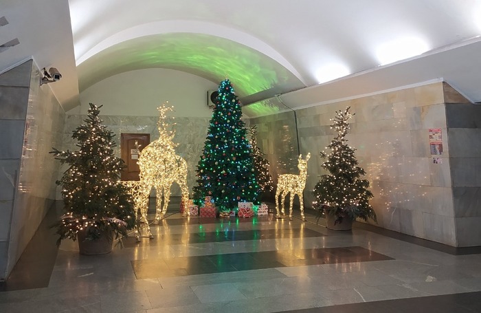 У Харкові продовжують робити новорічні інсталяції у метро (фото)