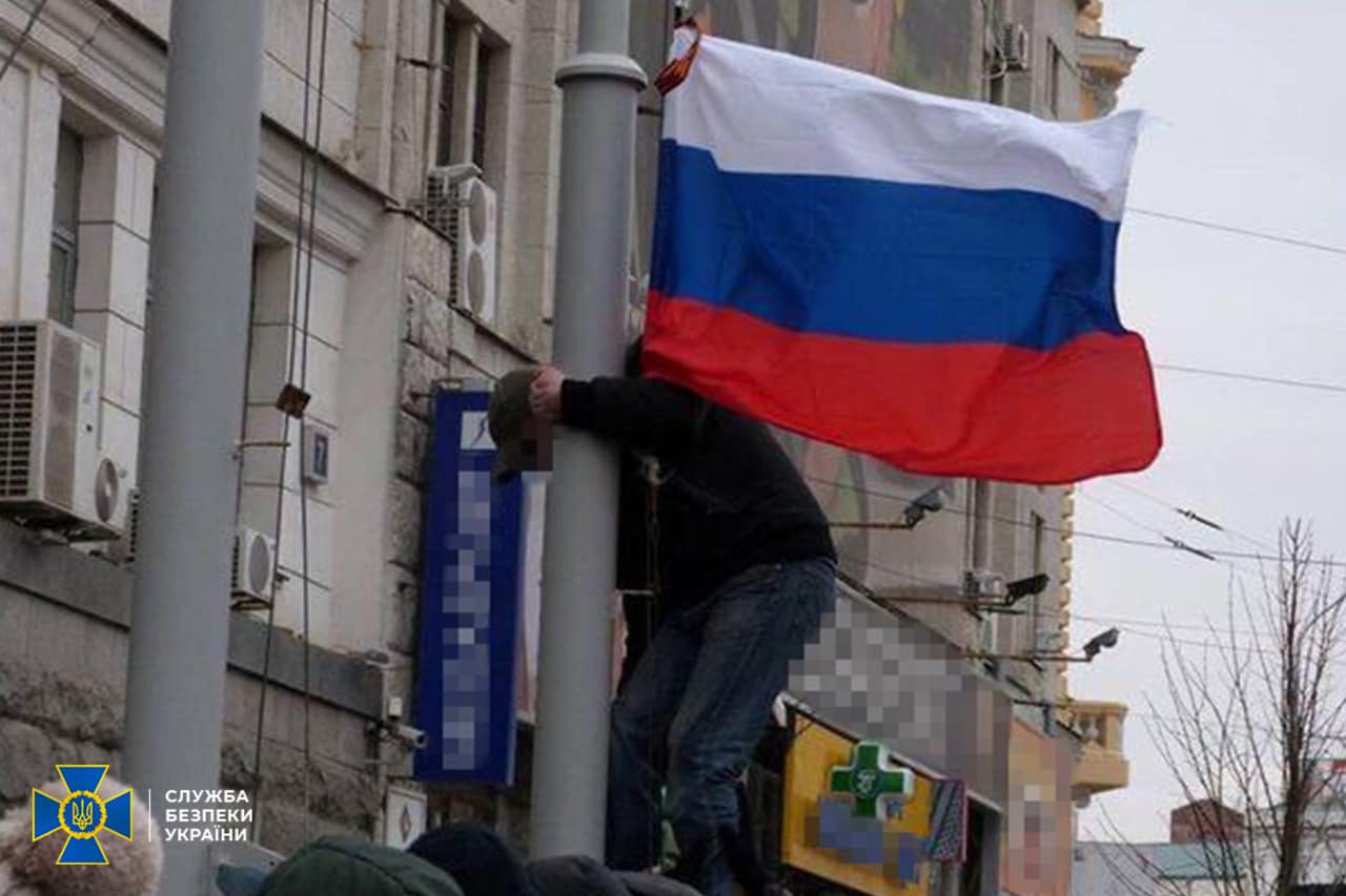 Затримано харків'янина, який у 2014 році піднімав прапор РФ над будівлею міськради