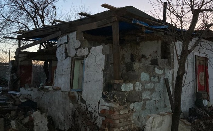 На Харківщині чоловік зимуватиме у зруйнованому ракетою будинку