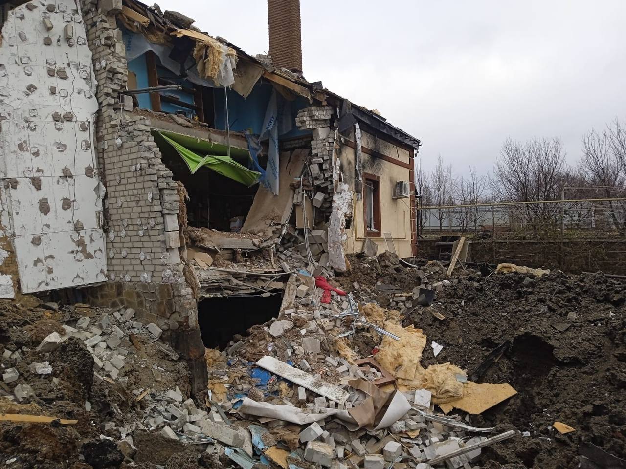 РФ вдарила по двох містах Харківської області: поранено медиків