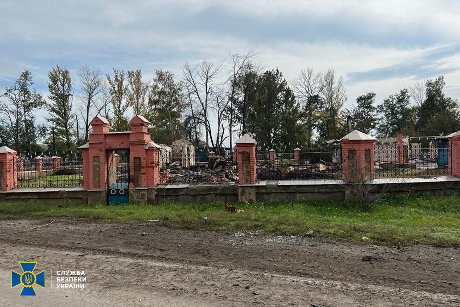 На Харківщині від знищеного окупантами старовинного храму залишився лише дзвін