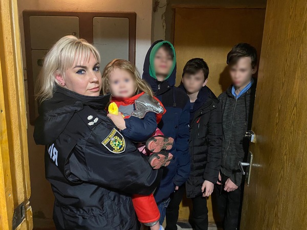 В Харькове в квартире дети остались одни, их бабушка умерла