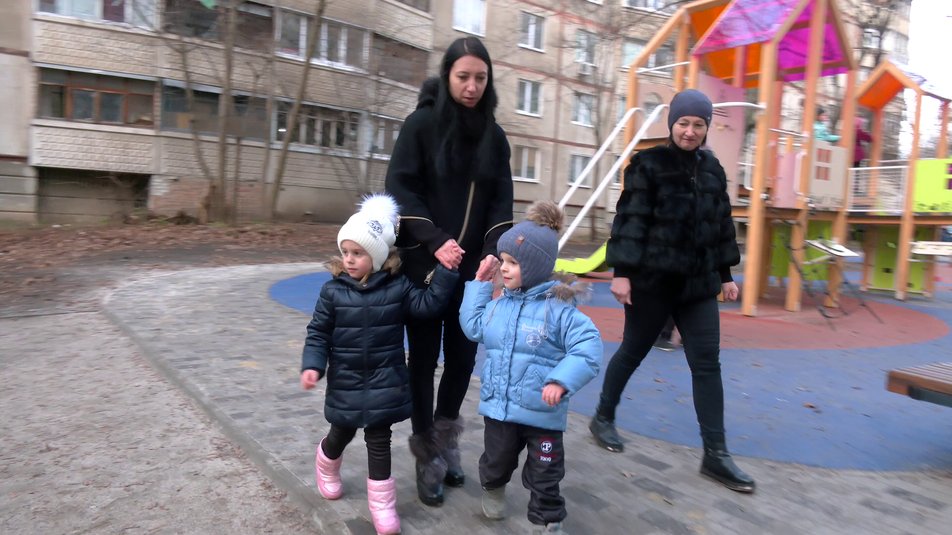 Двойняшки, выжившие в смертельном ДТП на окружной Харькова год назад, снова научились ходить