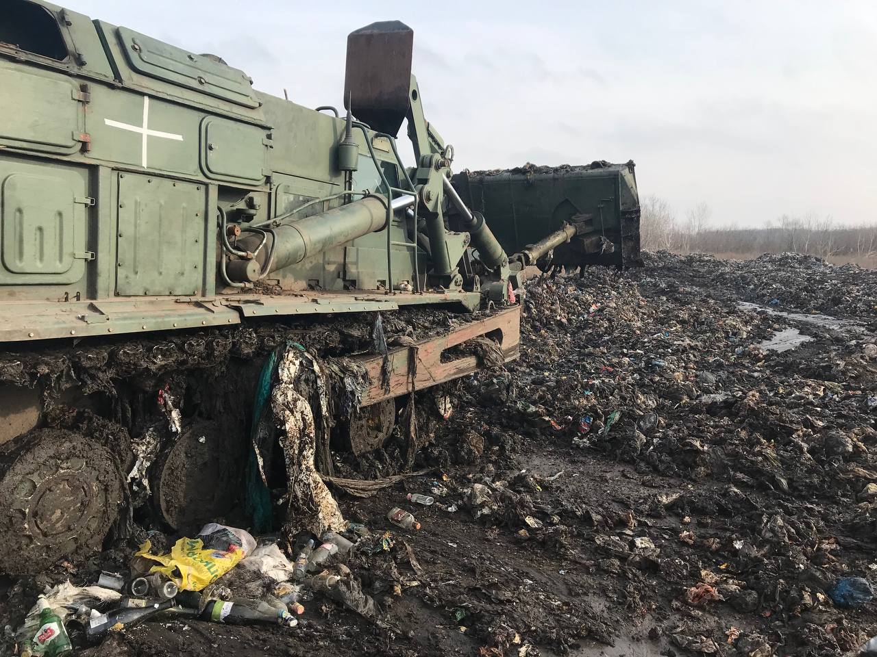 У Харківській області прибирають сміття на трофейній техніці