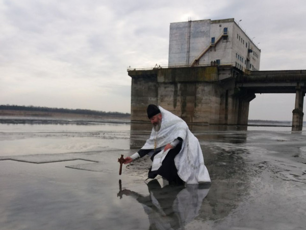 В Харькове освятили водопроводную воду