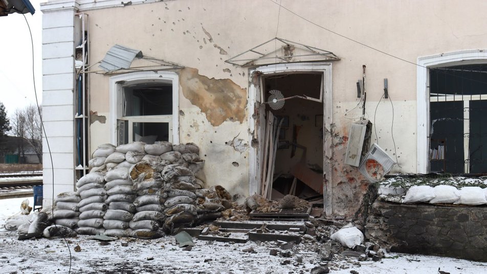 Под Харьковом РФ ударила из "Градов" по вокзалу и гуманитарному штабу