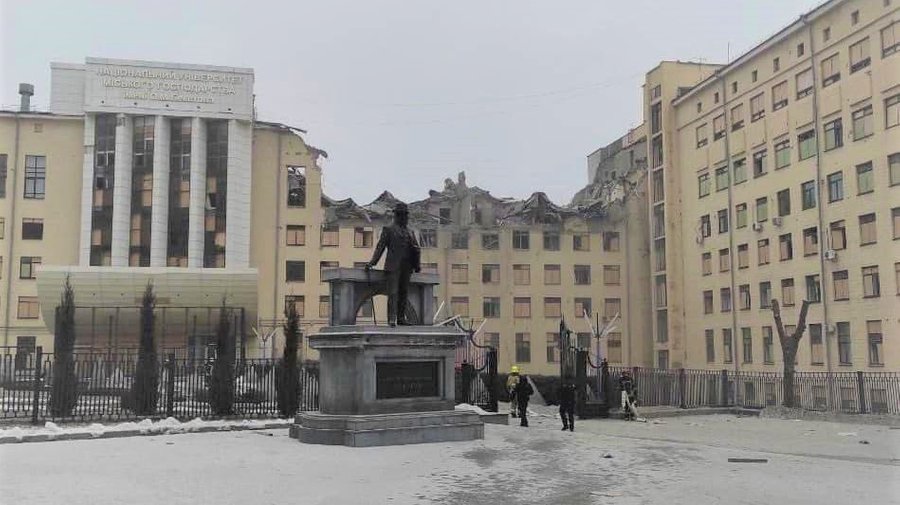 Ракетный удар по вузу и жилому дому в Харькове: фото последствий