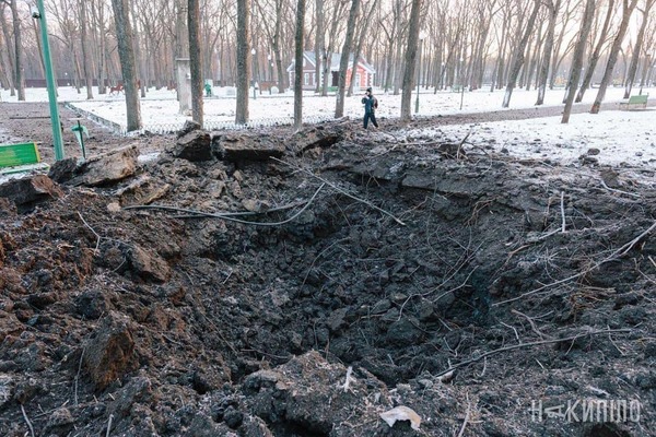 РФ завдала кілька ракетних ударів по Харкову: прильоти - на промпідприємство й у парк Горького (фото, відео)