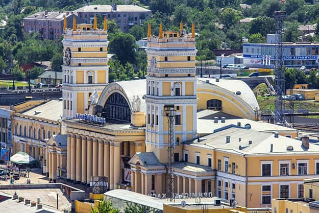 На харьковском вокзале убрали мемориальную доску на русском языке