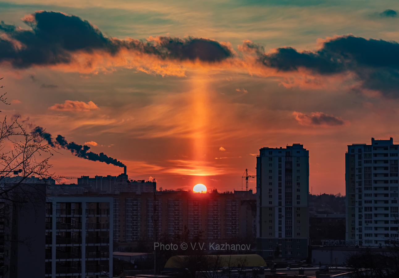 В небе над Харьковом наблюдали зловещее атмосферное явление (фото)