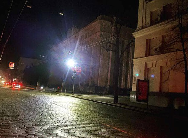 У Харкові засвітили перший ліхтар вуличного освітлення (фото)